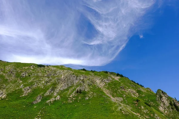 Incrível Nuvem Branca Macia Céu Azul Profundo Com Uma Montanha — Fotografia de Stock