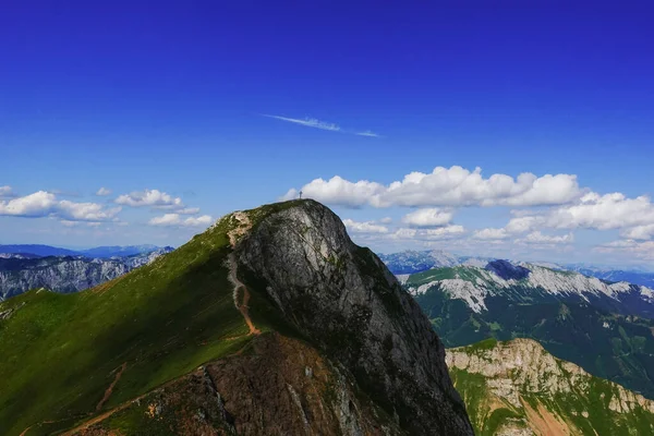 Incroyable Montagne Escarpée Avec Une Croix Sommet Une Vue Large — Photo