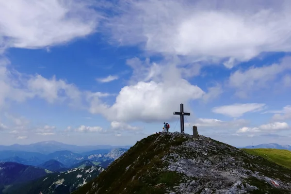 Traverser Sur Sommet Une Montagne Avec Des Randonneurs Une Large — Photo