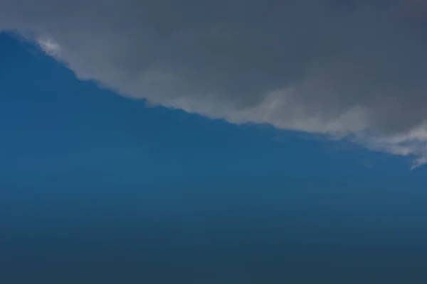 Nuage Pluie Sombre Haut Sur Ciel Bleu Été — Photo