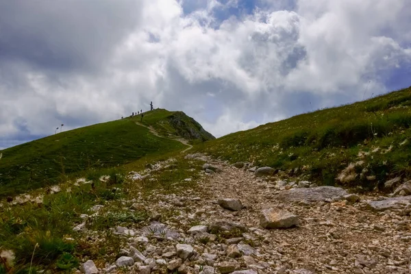 Turyści Szczycie Krzyż Góry Białymi Chmurami Austrii — Zdjęcie stockowe