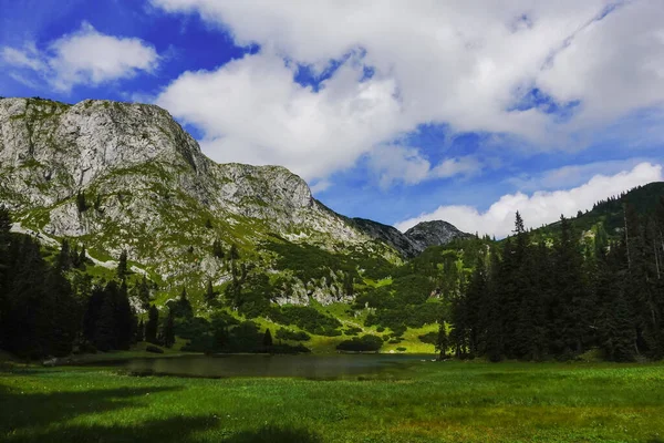 Lago Montagna Con Erba Grees Montagne Con Cielo Blu Estate — Foto Stock