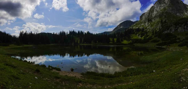 Bergsee Mit Spiegelungen Auf Einem Felsigen Berg Beim Wandern Sommerlichen — Stockfoto