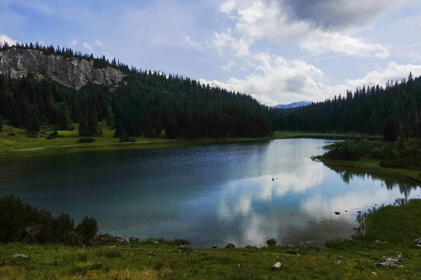 Spiegelungen Einem Bergsee Mit Hügeln Und Bäumen Beim Wandern Sommer — Stockfoto