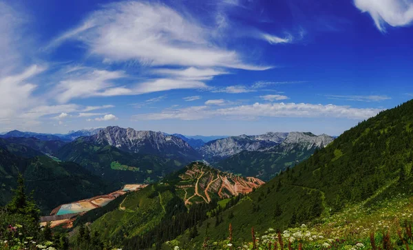 Ruda Góra Wieloma Tarasami Drogami Panoramie Górskiego Krajobrazu — Zdjęcie stockowe