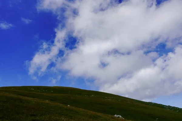 Круглий Пагорб Травою Горі Чудовими Хмарами Блакитному Небі — стокове фото