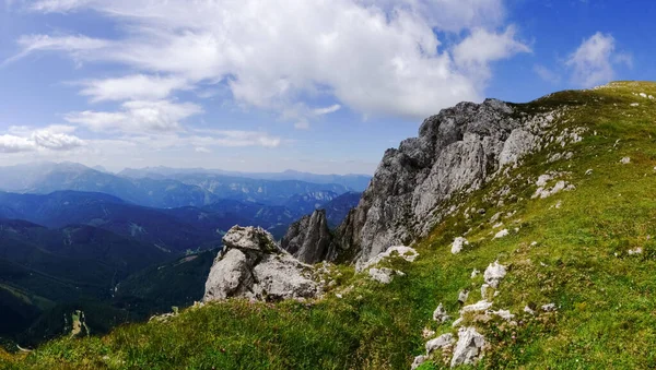 Felsiger Berg Mit Wunderbarer Aussicht Auf Andere Berge — Stockfoto