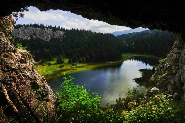 Pie Una Cueva Con Vistas Increíble Lago Montaña Reserva Natural — Foto de Stock