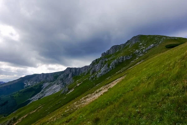 Strmá Zelená Skalnatá Hora Šedými Dešťovými Mraky Létě — Stock fotografie