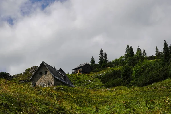 休暇でオーストリアのハイキング中に石で作られた2つの高山の小屋 — ストック写真