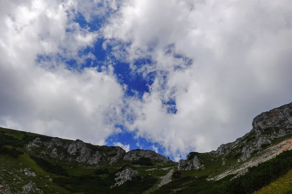 Nádherná Modrá Obloha Mnoha Mraky Nad Skalnatou Horskou Krajinou Rakousku — Stock fotografie