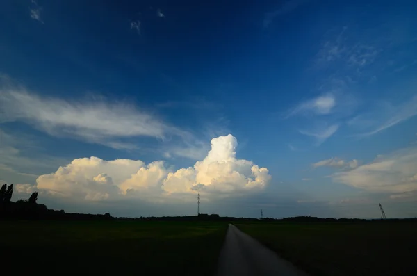 Paisagem e enorme nuvem — Fotografia de Stock