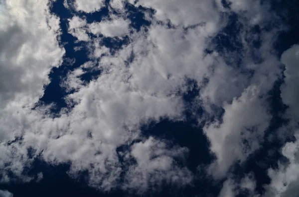 Muitas nuvens brancas — Fotografia de Stock