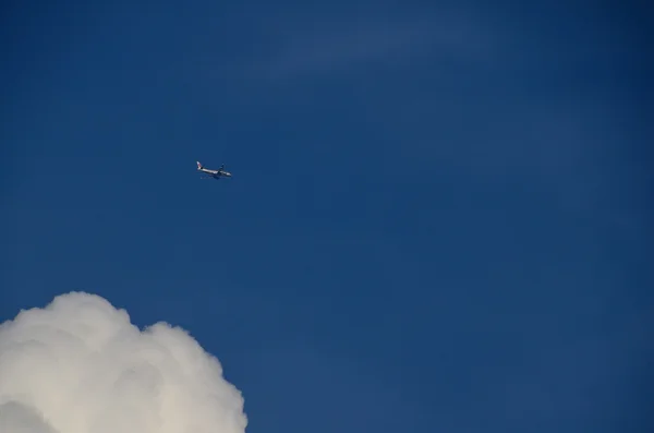 Passagiersvliegtuig in de blauwe lucht — Stockfoto