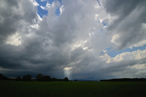 Zon en wolken — Stockfoto