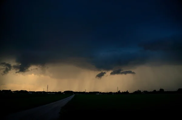 Camino con tormenta y lluvia — Foto de Stock