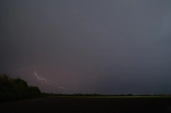 Forte fulmine a tempesta nel campo — Foto Stock