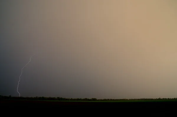 Silné jediný blesk na pole — Stock fotografie