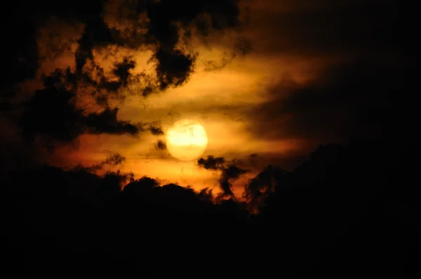 Nuvens negras sol — Fotografia de Stock