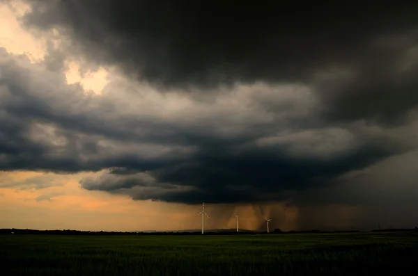 Windturbines met regen — Stockfoto