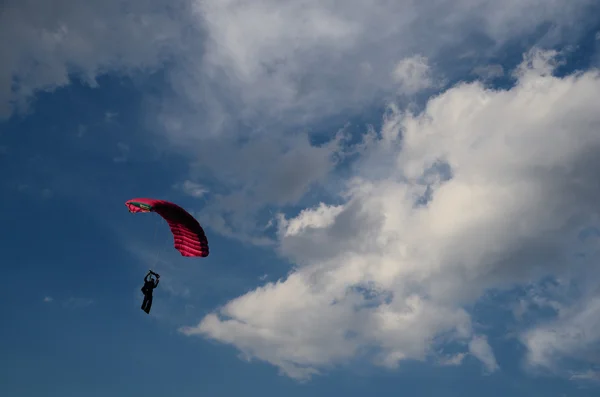 Skydiver met wolken — Stockfoto