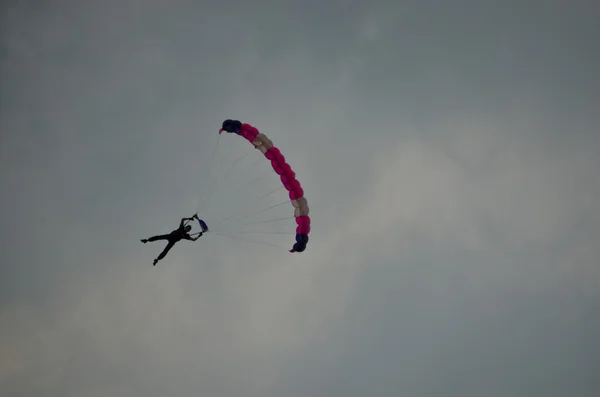 Skydiver ukośnie — Zdjęcie stockowe