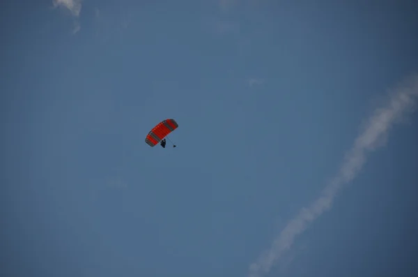 Fallskärms hoppare på himlen — Stockfoto