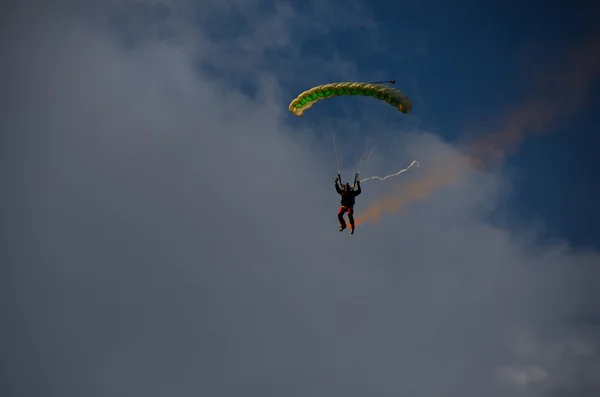 Skydiver with smoke — Stock Photo, Image