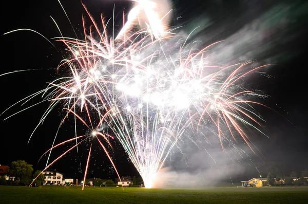 Grote heldere vuurwerk — Stockfoto