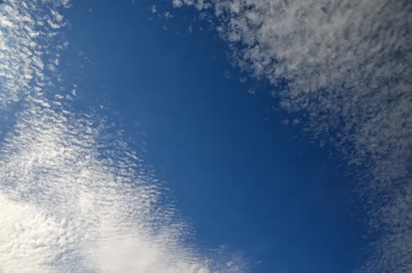 Небольшие белые облака в небе — стоковое фото
