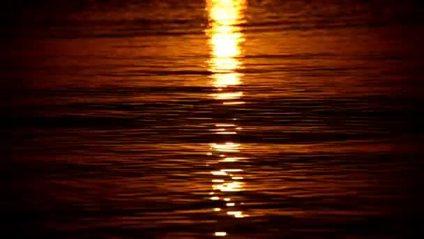 vagues au lever du soleil 