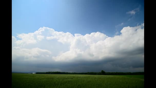 Пейзаж на солнце с облаками во времени — стоковое видео