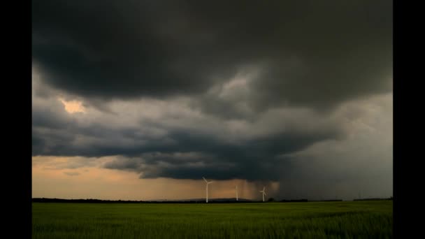 Tres molinos de viento y lluvia en timelapse — Vídeo de stock