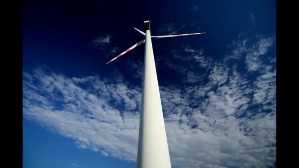 Molino de viento y cielo en timelapse — Vídeos de Stock