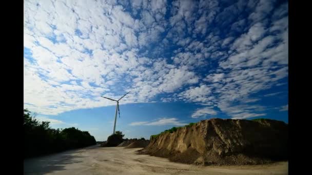 Molino de viento con nubes de cielo azul en timelapse — Vídeos de Stock