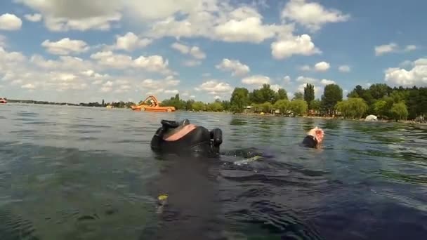 Под водой в озере — стоковое видео