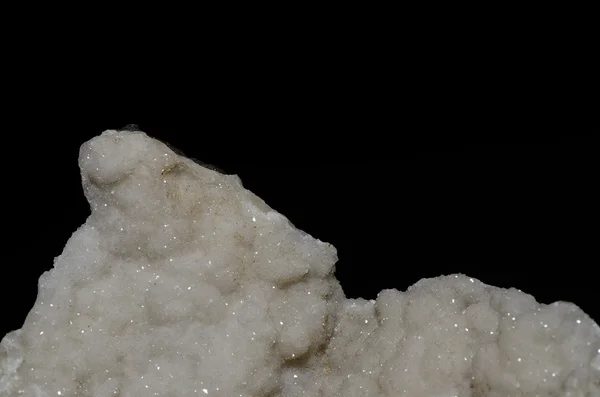 Белый кристалл на черном — стоковое фото