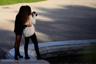 İki kadın fotoğraf çekerken