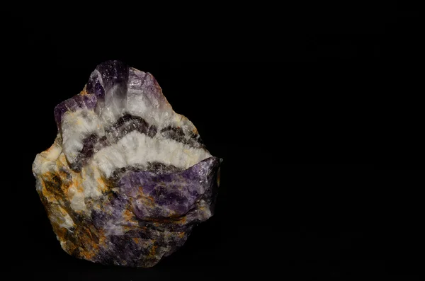 Amatista mineral y fondo negro — Foto de Stock