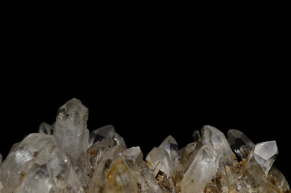Kaya kristal ve siyah arka plan — Stok fotoğraf