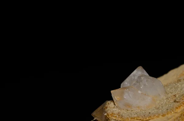 Cristal de roca sobre piedra y negro — Foto de Stock