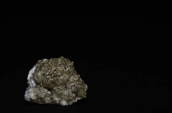 Pezzi rotondi di pirite calcite e nero — Foto Stock