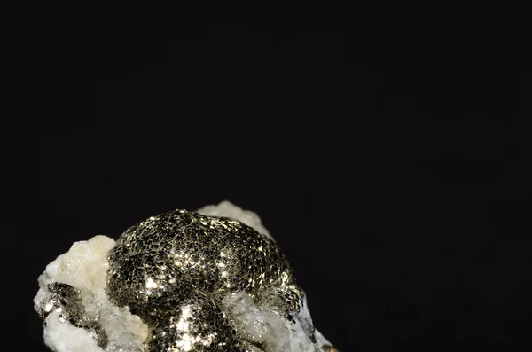 Okrągłej powierzchni Piryt z czarnym — Zdjęcie stockowe
