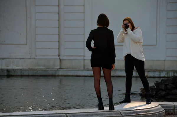 Женщина сфотографировала женщину в мини-юбке — стоковое фото