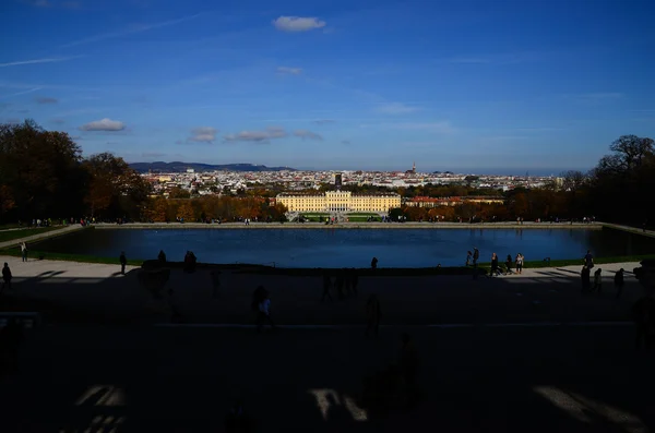 Schoenbrunn palats i Wien med damm — Stockfoto