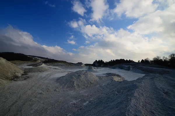 Enorme fractura de piedra caliza y el cielo — Foto de Stock