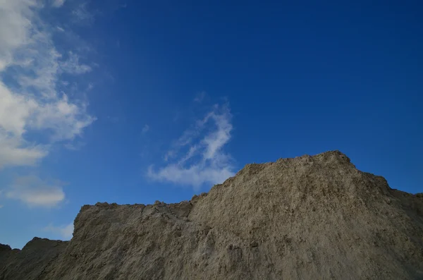 Klippor och blå himmel — Stockfoto