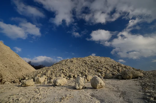 Piedras de cal y hermoso cielo — Foto de Stock