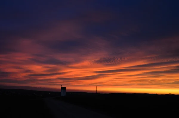 Zacht warm oranje rode zonsondergang met gebouw — Stockfoto