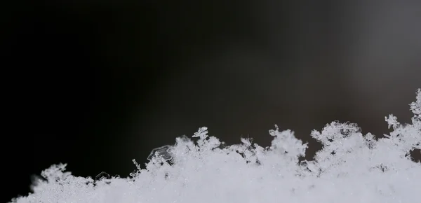 Kar kristalleri ile gri siyah panorama — Stok fotoğraf